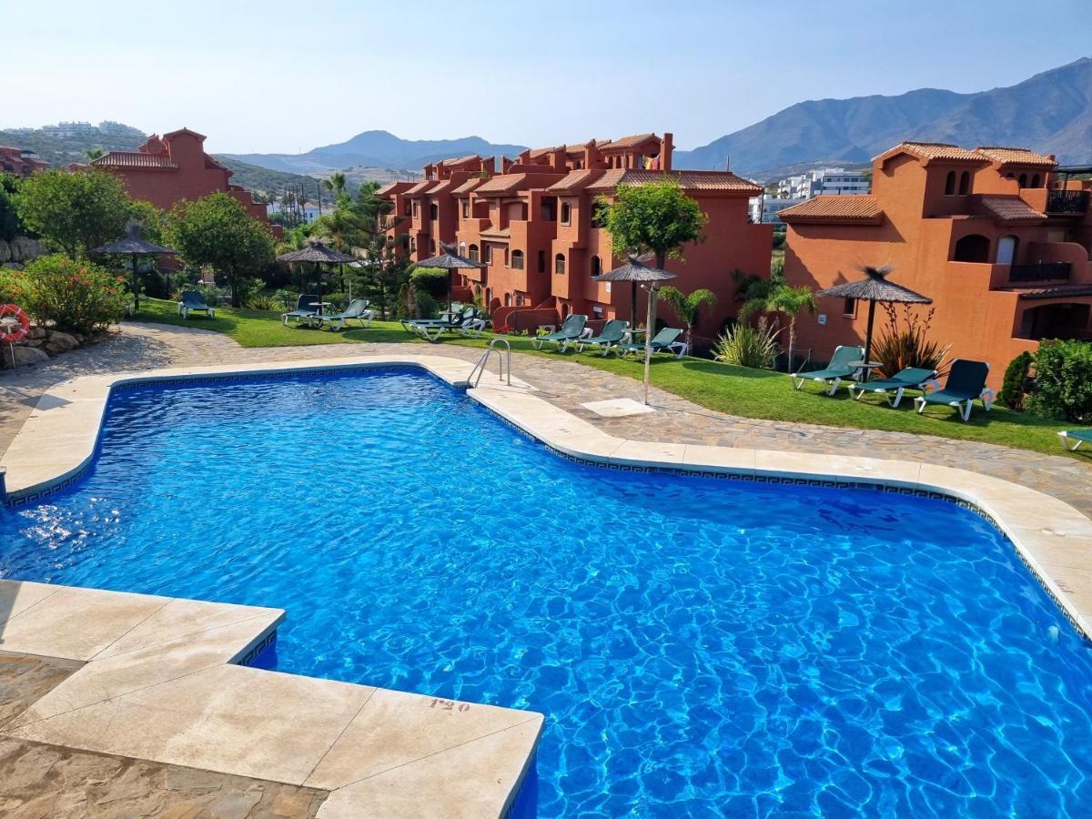 Sea View Penthouse Apartment With Hot Tub - Casa Bella Vista, Buenas Noches , Estepona Dış mekan fotoğraf