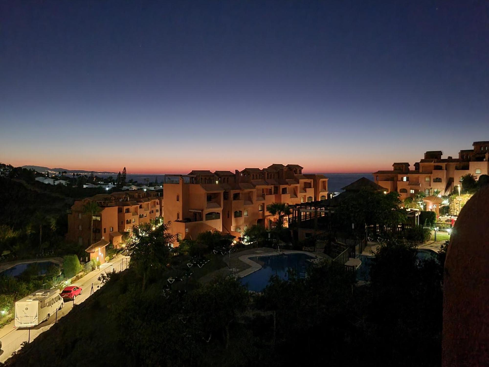 Sea View Penthouse Apartment With Hot Tub - Casa Bella Vista, Buenas Noches , Estepona Dış mekan fotoğraf